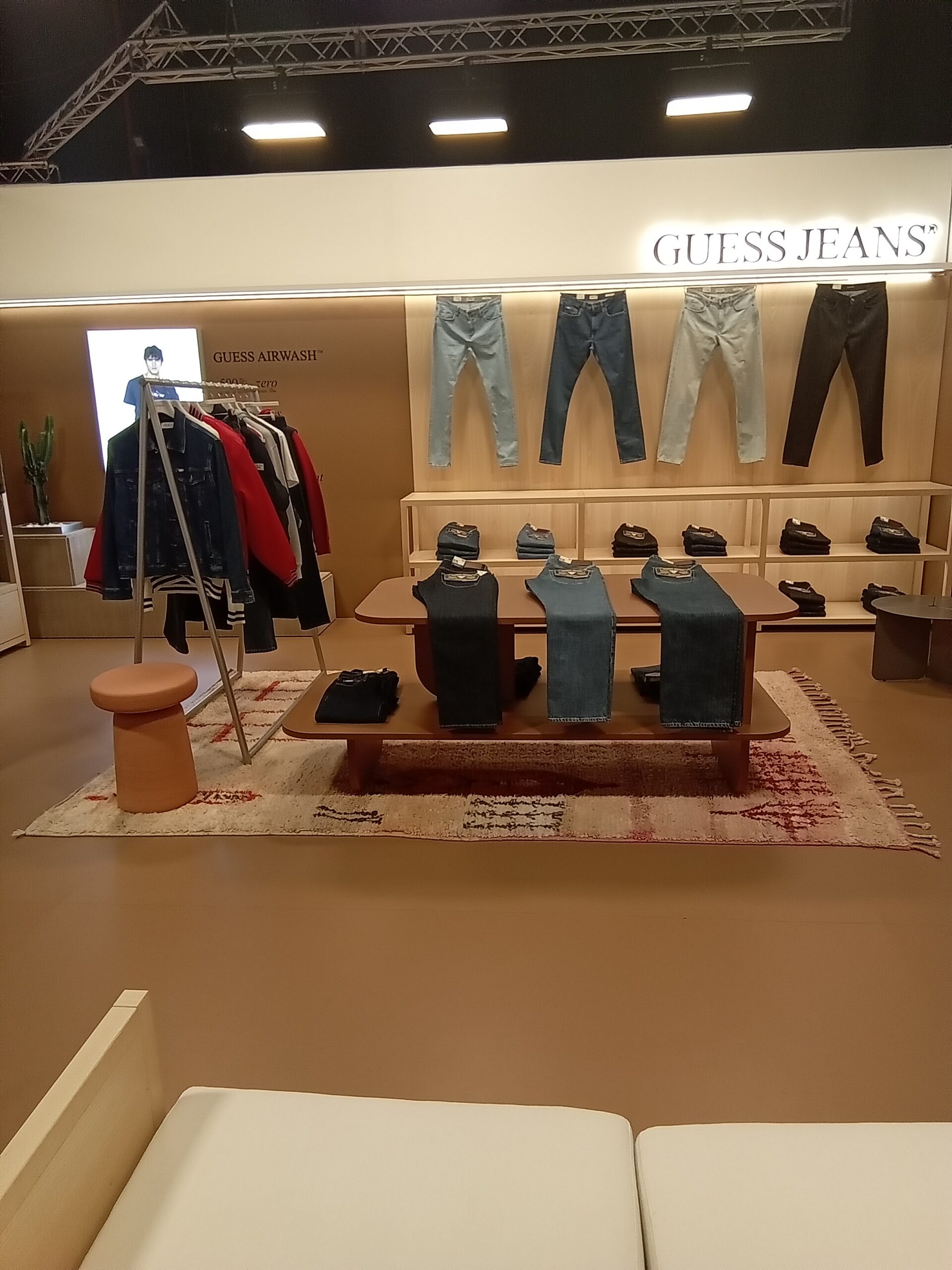 Guess Jeans Repositions